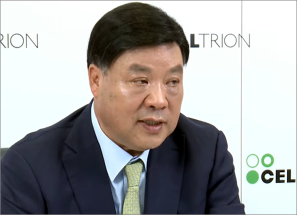 Chairman Jung-Jin Seo of 바카라 사이트 is answering questions at IR meeting held on August 24th. / Photo from 바카라 사이트 YouTube Channel
