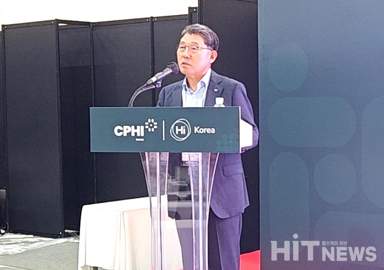 홍성한 한국신약개발연구조합 이사장이 바이오헬스 정책포럼의 축사를 하고 있다.