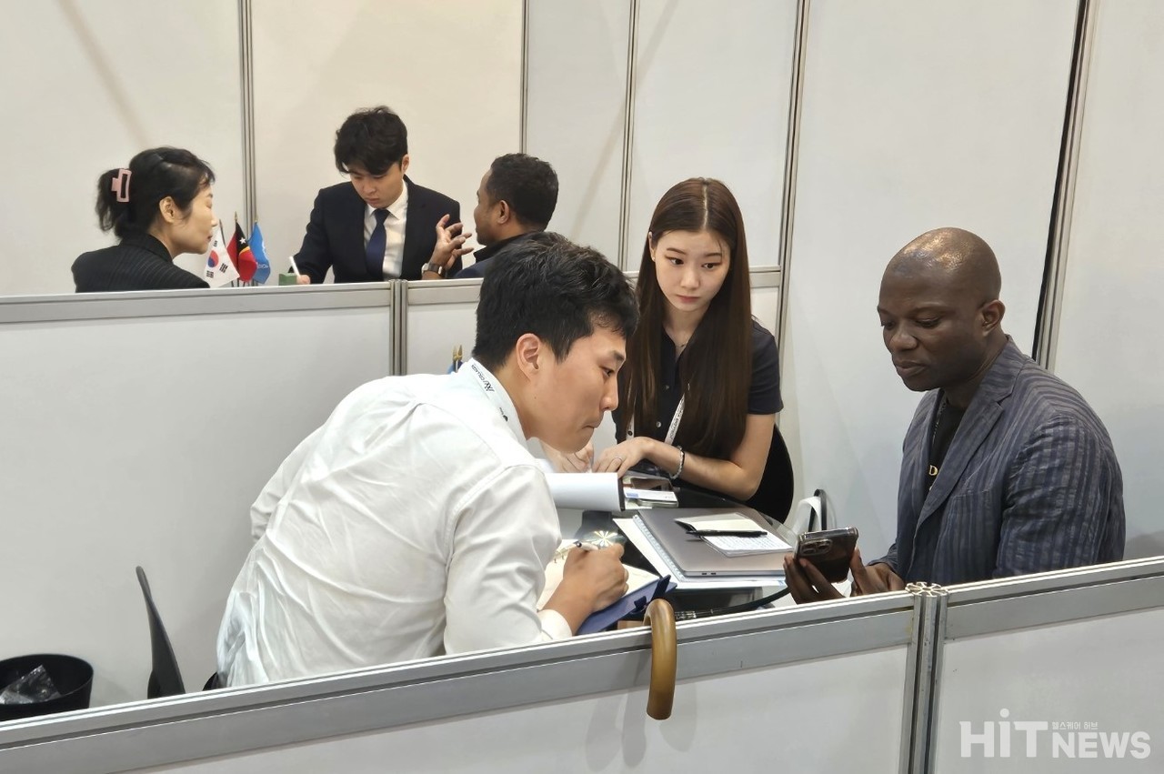한국투자진흥사무소 부스에서 국내 기업 관계자가 해외 유관 분야 공무원과 상담하고 있다.