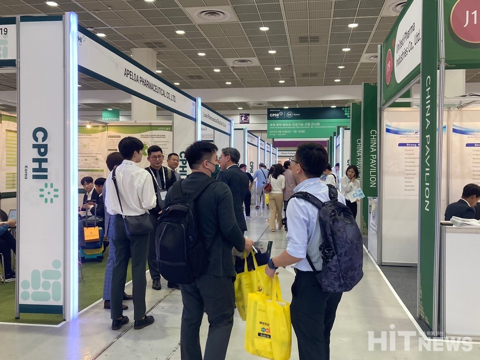 부스 근처에서 사람들이 이야기를 나누고 있다. 