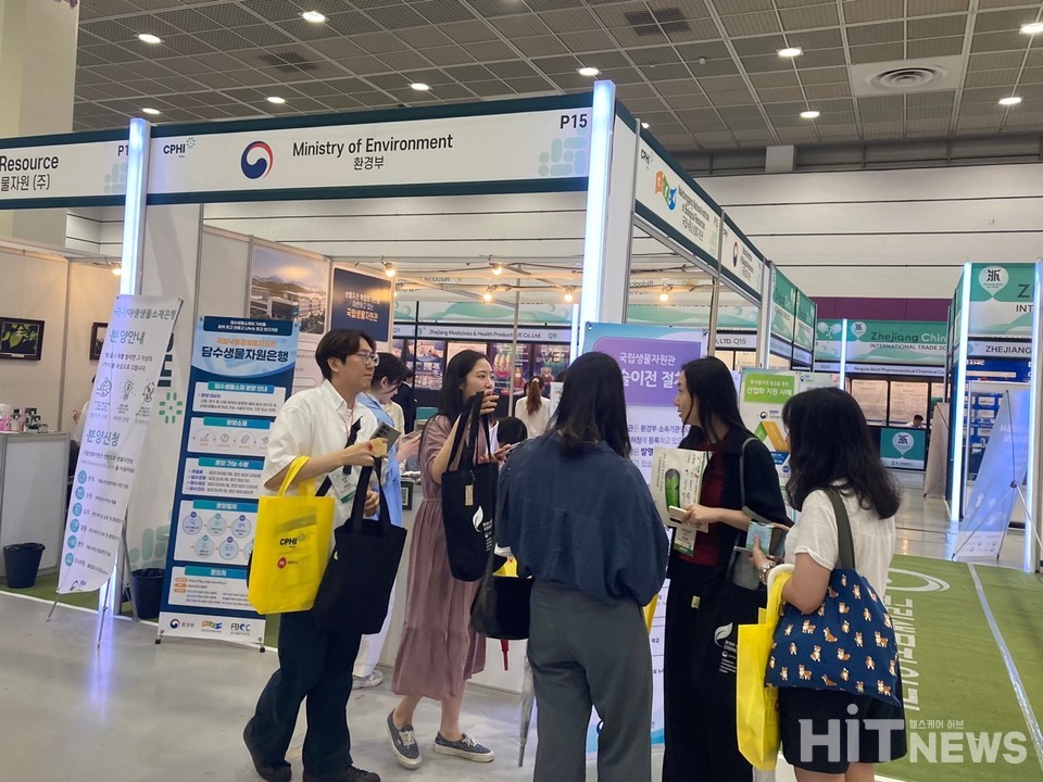 환경부 부스 앞에서 사람들이 대화하고 있다.