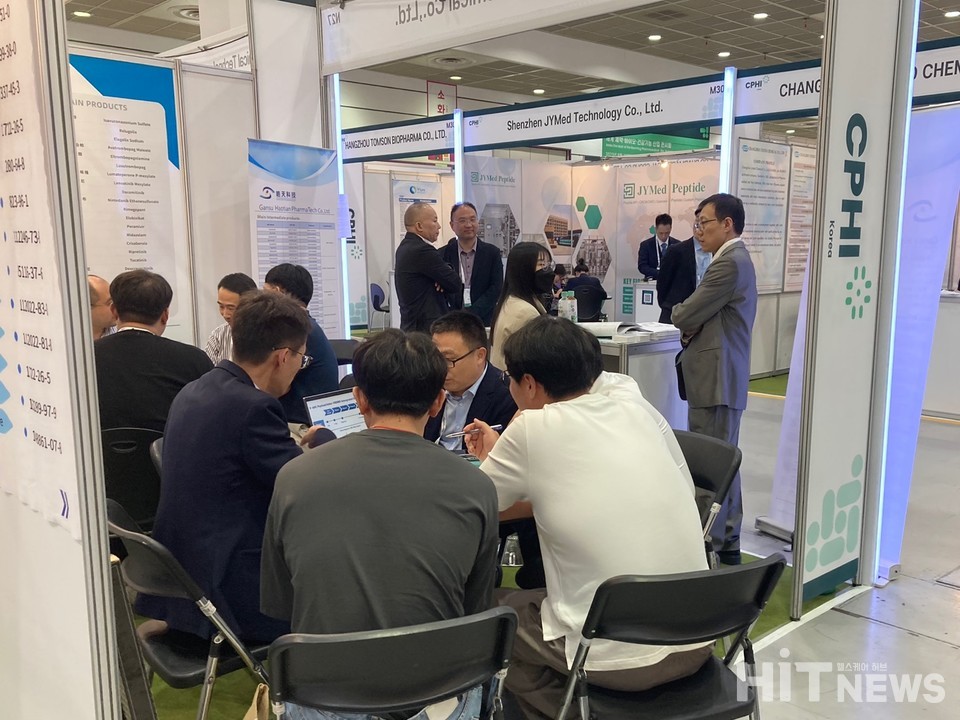 중국 기업 부스를 방문한 국내 방문객들이 미팅을 진행하고 있다.