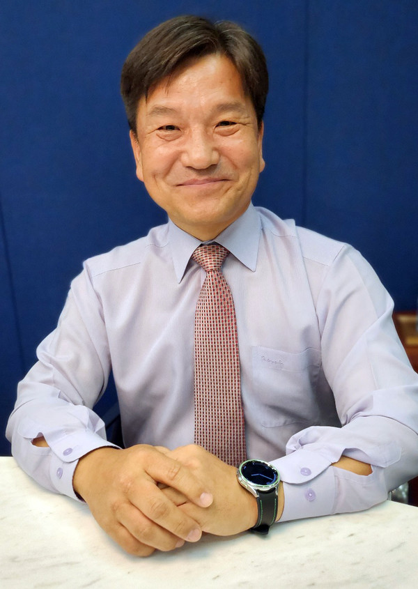 홍성용 웨스트파마슈티컬 한국지사 대표가 카메라를 향해 웃어 보이고 있다. / 사진=박성수 기자