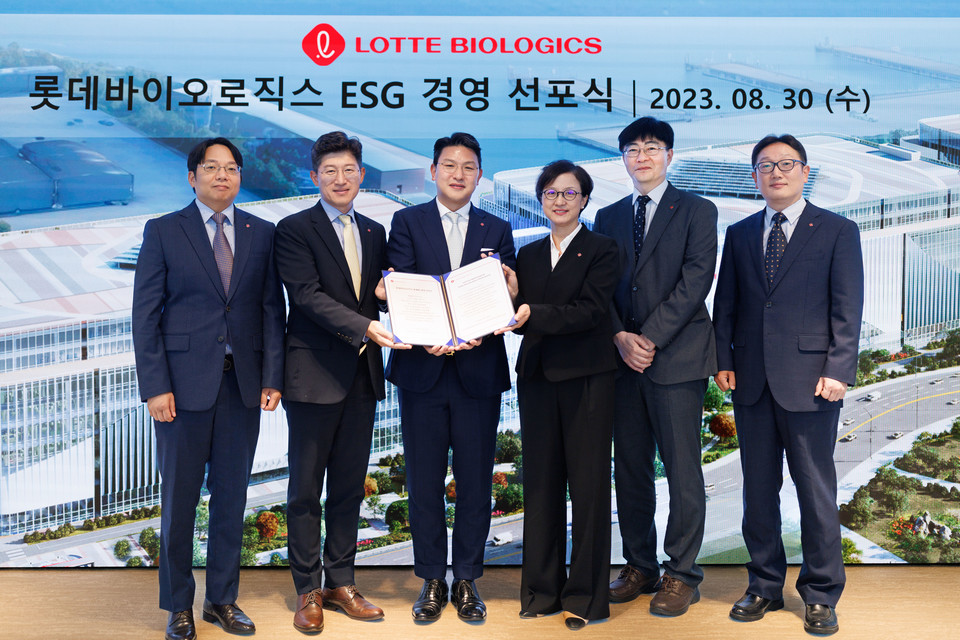 카지노 바카라 ESG 경영선포식 기념촬영 현장. 왼쪽부터 강주언 전략기획부문장, 유형덕 사업운영부문장, 이원직 대표이사, 김경은 Global BD부문장, 조성욱 롯데지주 ESG팀 상무, 하종수 경영지원부문장. / 사진=카지노 바카라