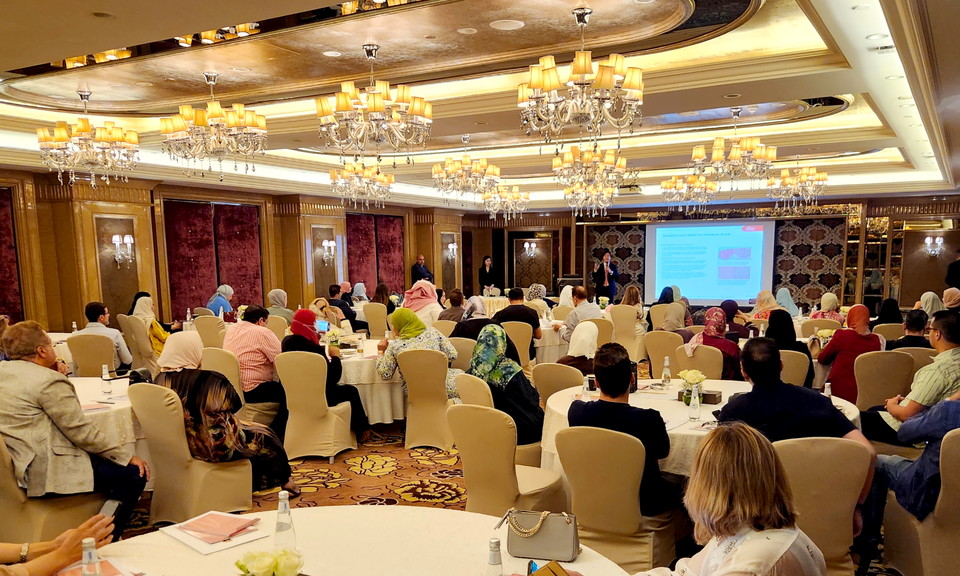 지난 1일과 2일(현지 시각) 사우디에서 열린 '뉴라미스' 론칭 심포지엄에서 노형주 성형외과 전문의가 현지 피부과 의사들을 대상으로 강연을 진행하고 있다. / 사진=메디톡스