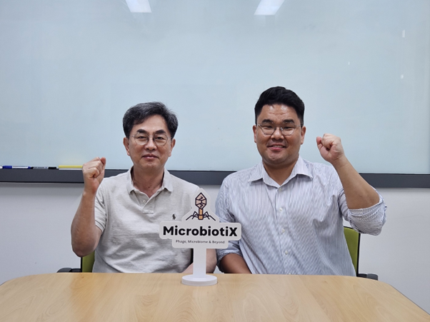 (사진 왼쪽부터) 오영수 부사장, 이치영 상무이사가 마이크로바이오틱스의 발전을 기원하며 포즈를 취하고 있다. / 사진=마이크로바이오틱스