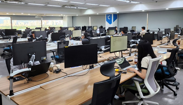 대웅카지노 필립 스마트 오피스에서 직원들이 자율좌석제를 활용해 업무를 보고 있다. 