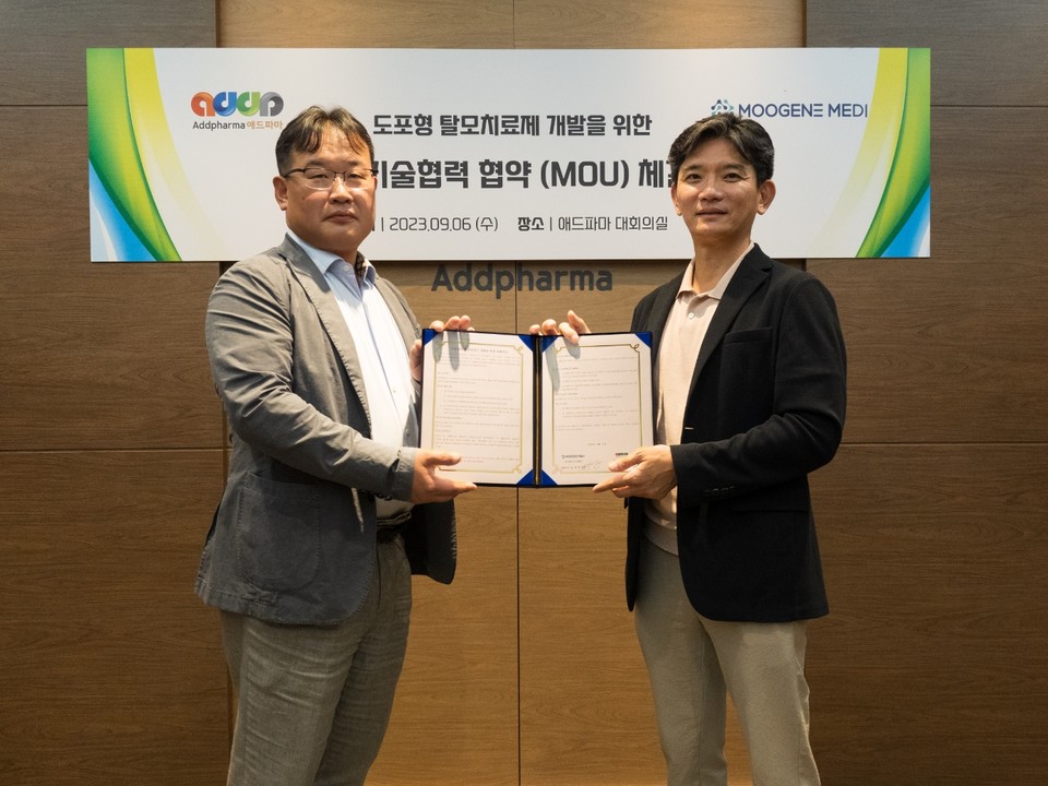 (사진 왼쪽부터) 이용택 애드파마 대표와 윤태종 무진메디 대표가 MOU를 체결한 뒤 기념 촬영을 하고 있다. / 사진=무진메디