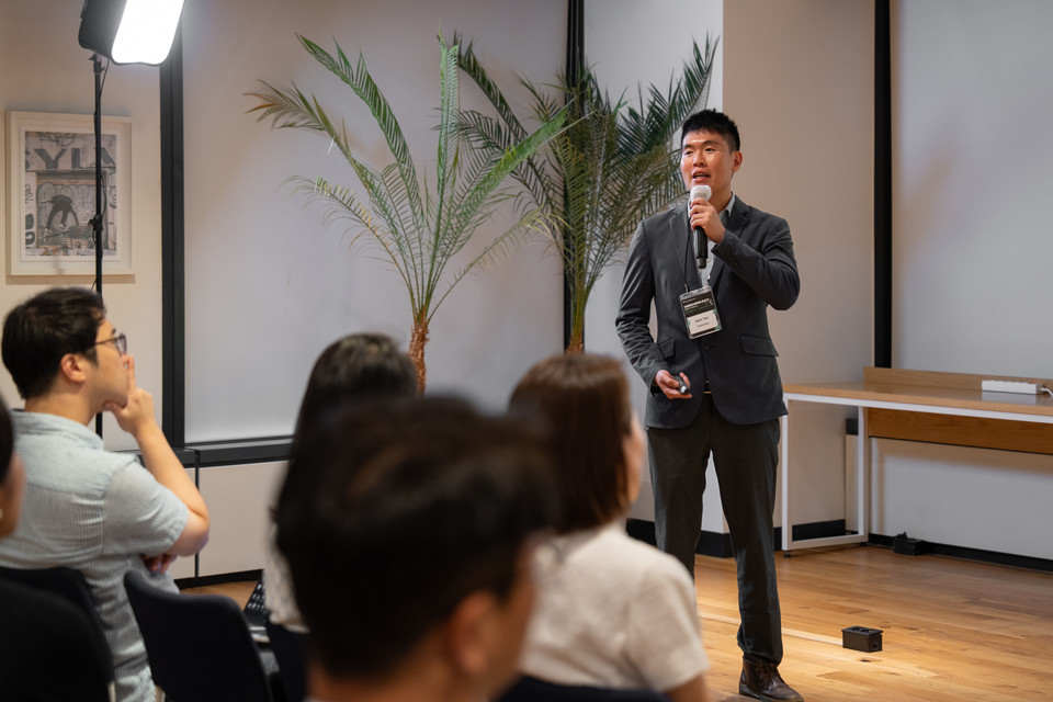 아벨 테오(Abel Teo) 캐스터마이즈 대표가 벤처블릭 언박싱데이에서 4D 프린팅 기술 기반 오픈 캐스트에 대해 발표하고 있다. / 사진=벤처블릭