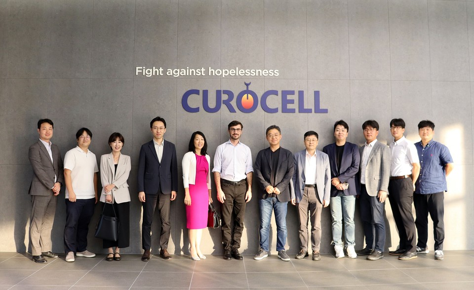 큐로셀 CAR-T 치료제 연구자 초청 행사에 참석한 관계자들이 기념 촬영을 하고 있다. / 사진=큐로셀