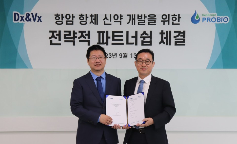 펠릭스 주(왼쪽) 진스크립트프로바이오 부사장과 한성준 디엑스앤브이엑스 CTO가 MOU를 체결한 뒤기념 촬영을 하고 있다. / 사진=디엑스앤브이엑스