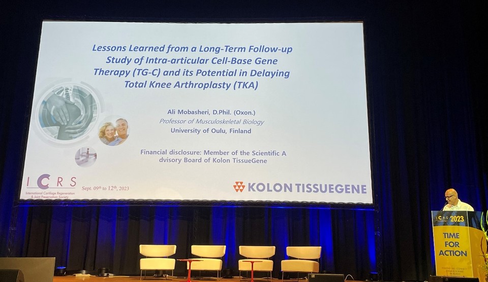 2023 ICRS에서 발표를 진행 중인 Ali Mobasheri 박사. / 사진=코오롱티슈진