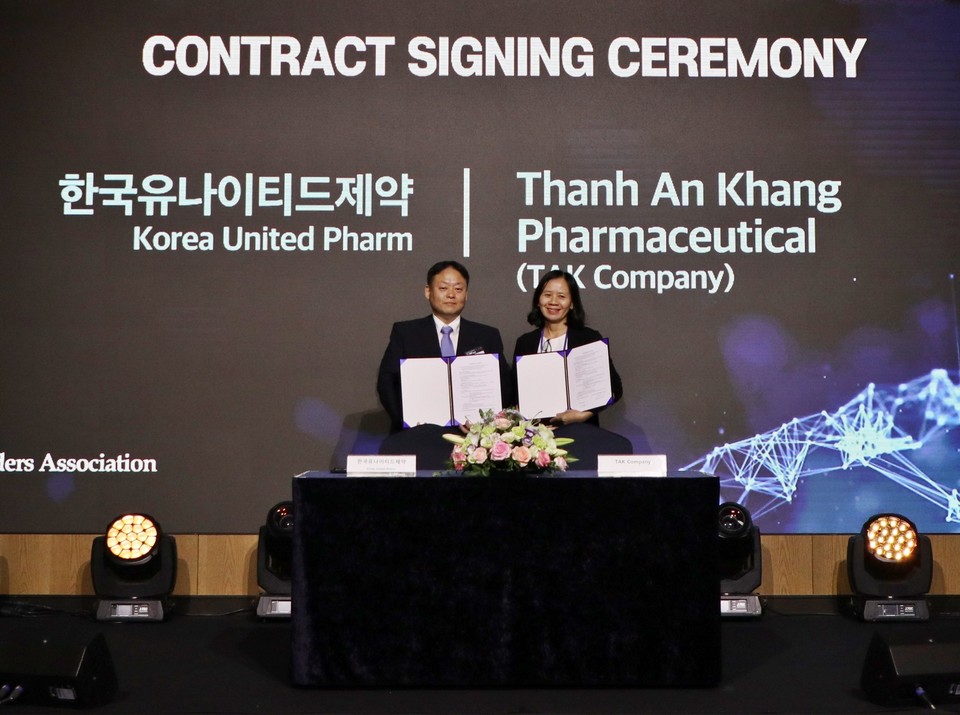 왼쪽부터 강원호 한국유나이티드대표, Ms. Huynh Thi Tuyet Nga 베트남 TAK사 대표 / 사진=한국유나이티드제약
