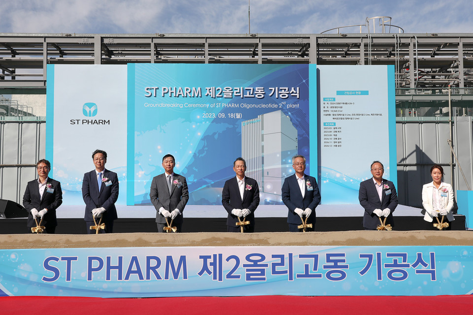 (사진 왼쪽부터) 장순기 에스티팜 생산본부장, 김민영 동아에스티 사장, 정재훈 동아쏘시오홀딩스 사장, 강정석 동아쏘시오그룹 회장, 김경진 에스티팜 사장, 백상환 동아제약 사장, 박윤이 아벤종합건설 사장이 기념사진을 촬영하고 있다. / 사진=동아쏘시오그룹