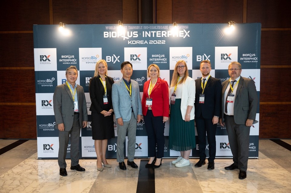 조비타 넬리우프시네 리투아니아 경제혁신부 차관(왼쪽에서 네 번째), 고한승 한국바이오협회장(왼쪽에서 세 번째) / 사진=한국바이오협회
