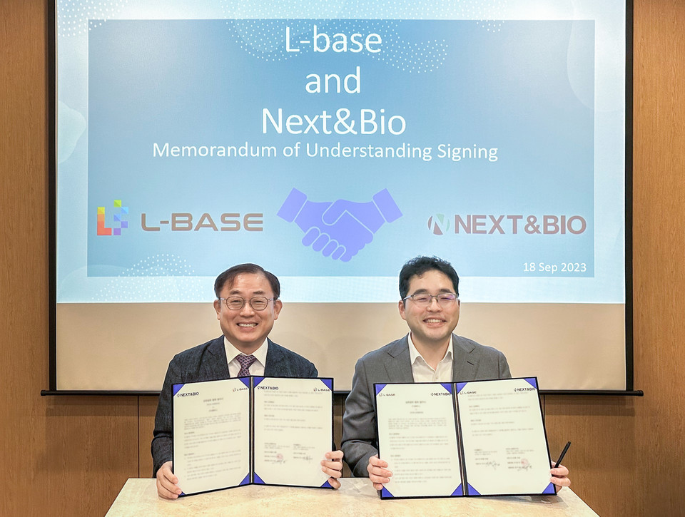 양지훈 넥스트앤바이오 대표(오른쪽)가 전도용 엘베이스 대표(왼쪽)와 MOU 체결 후 기념사진 촬영을 하고 있다. / 사진=넥스트앤바이오