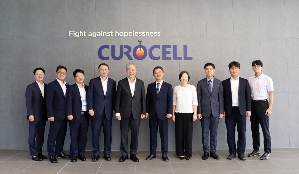 (사진 왼쪽부터) 우리금융그룹 소속의 김대용 지점장, 이해광 부문장, 송용섭 본부장, 정진완 그룹장, 임종룡 회장, 김건수 큐로셀 대표 이후 큐로셀 소속의 김종란 부사장, 박진경 상무, 김형철 기술연구소장, 전동혁 생산기술센터장 / 사진=큐로셀