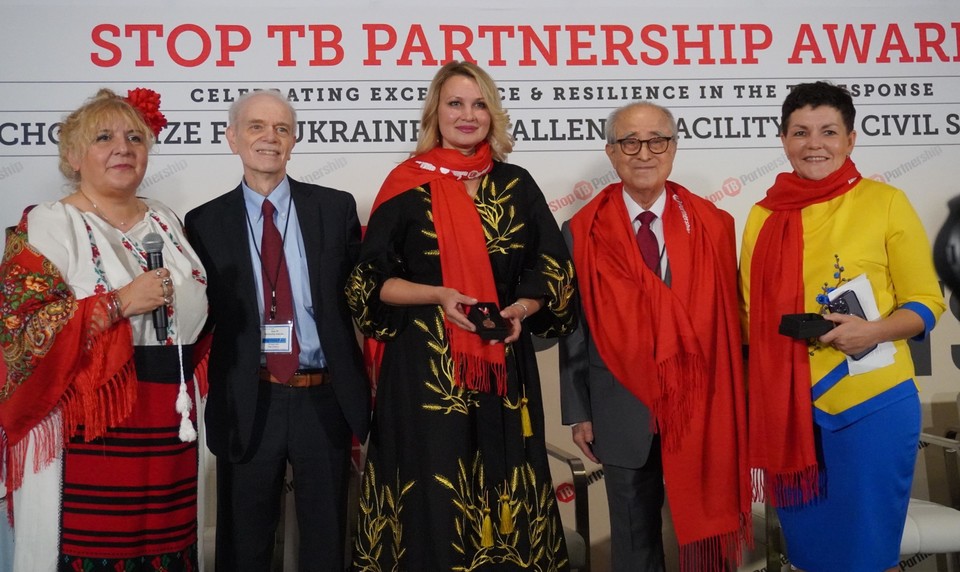 제17회 고촌상 시상식에서 수상자들이 기념촬영을 하고 있다. 왼쪽부터 STOP TB Partnership 루치카 디티우(Lucica Ditiu) 사무국장, 고촌상 선정위원 멜 스피겔만(Mel Spigelman), 우크라이나 보건부 공공 의료센터 야나 테를리바(Yana Terleeva) 박사, 종근당고촌재단 김두현 이사장, 우크라이나 보건부 공공 의료센터 올가 그보즈데츠카(Olga Gvozdetscka) 박사. / 사진=종근당