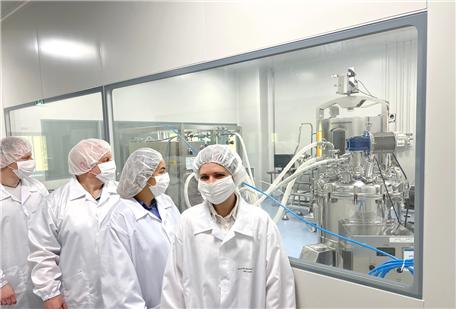 안동 동물세포실증지원센터 내 러시아 기술진들이 공정 과정을 확인하고 있다. / 사진=지더블유바이텍