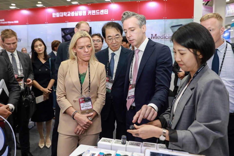 노보노디스크제약 사샤 세미엔추크 사장(가운데)이 덴마크 메테 키르케고르 고령부 장관(왼쪽)에게 '말리아' 스마트 센서 기술에 대해 설명하고 있다. / 사진=노보노디스크제약