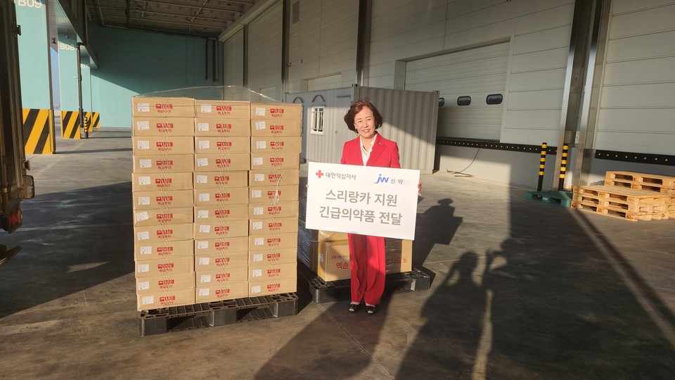 김필여 한국마약퇴치운동본부 이사장이 기부 의약품 전달 기념 촬영을 하고 있다. / 사진=JW신약