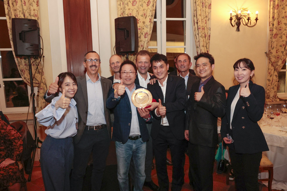 우정바이오가 ISMM에서 HIGHEST SALES AWARD OF THE YEAR 2022 수상했다. / 사진=우정바이오