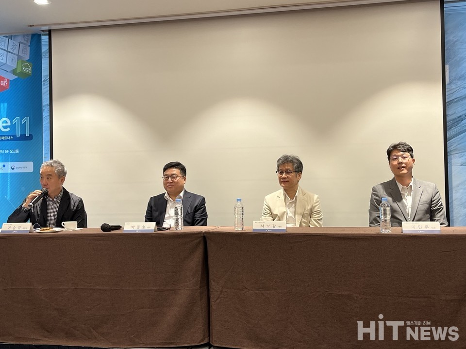 (사진 왼쪽부터)​​​​ 이승규 한국바이오협회 부회장, 박준형 쓰리빅스 대표, 서보광 유빅스테라퓨틱스 대표, 이민우 듀셀바이오테라퓨틱스 대표 / 사진=남대열 기자