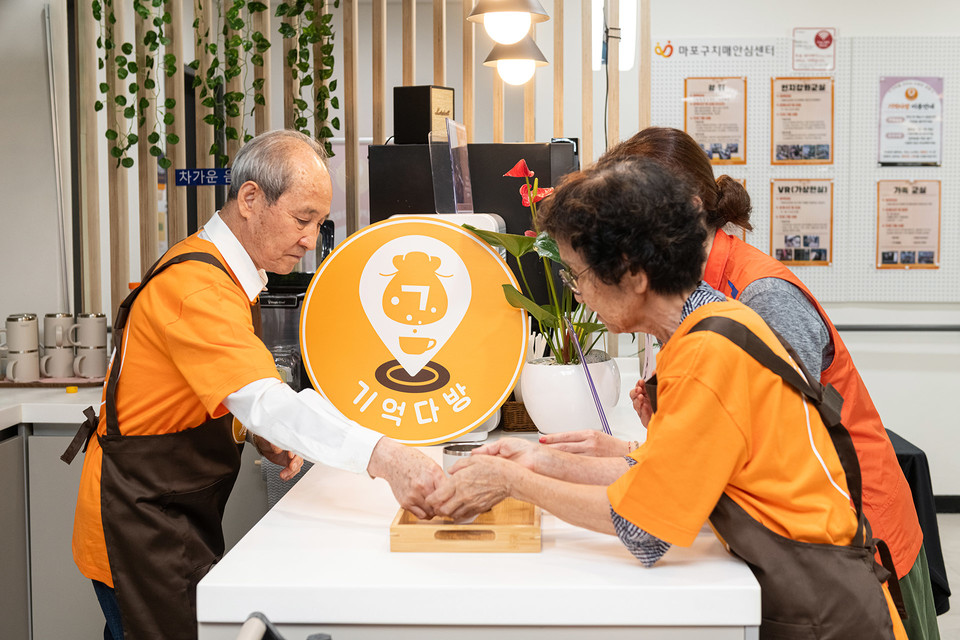 마포구 치매안심센터 고정형 기억다방에서 주문 받은 음료를 준비하는 어르신 바리스타들 / 사진=한독
