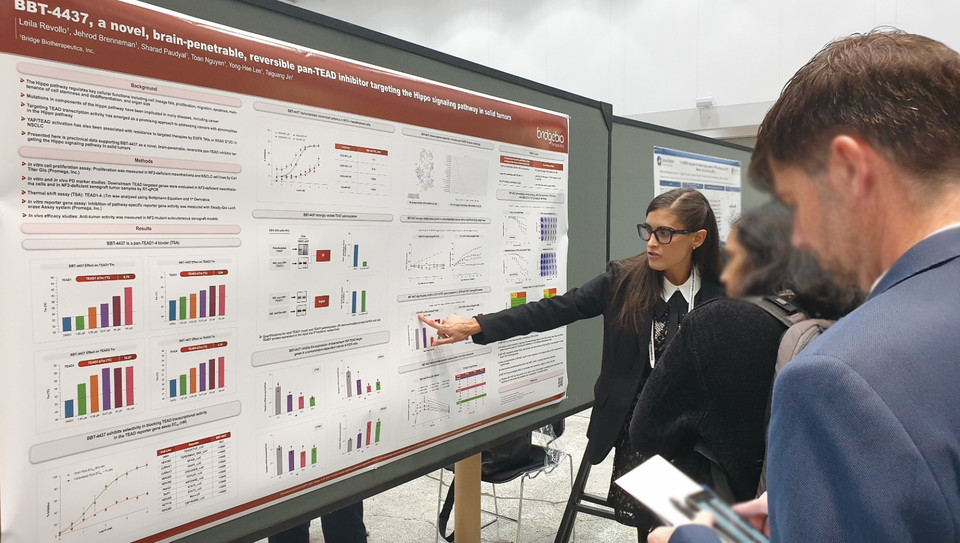 브릿지바이오테라퓨틱스 관계자가 'BBT-4437'에 대한 주요 비임상 데이터를 소개하고 있다. / 사진=브릿지바이오테라퓨틱스