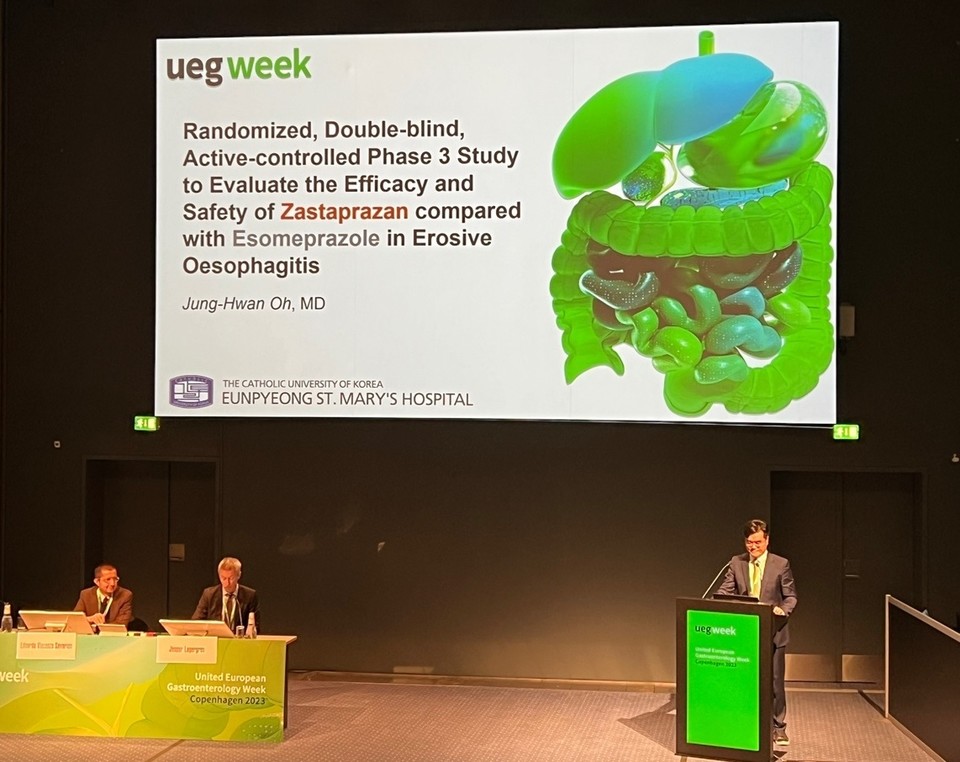 자스타프라잔 임상 3상 결과를 발표 중인 오정환 교수 / 사진=온코닉테라퓨틱스