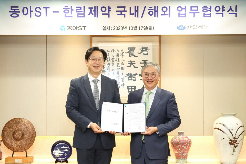 (사진 왼쪽부터) 김민영 동아에스티 사장과 김정진 한림제약 부회장이 업무협약을 체결한 뒤 기념사진을 촬영하고 있다. / 사진=동아에스티