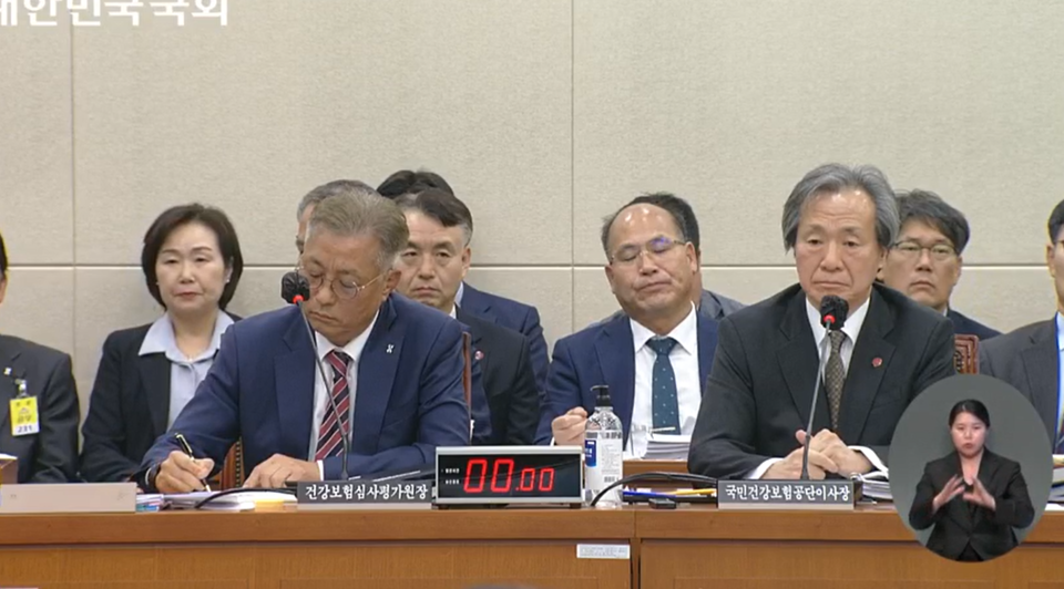 (사진 왼쪽부터) 강중구 심평원장과 정기석 건보공단 이사장