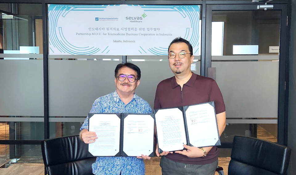 (사진 왼쪽부터) 크리스토포러스 안토니우스 J 닥터스페셜리스쿠 창업자, 윤승현 셀바스헬스케어 영업총괄 부사장 / 사진=셀바스헬스케어