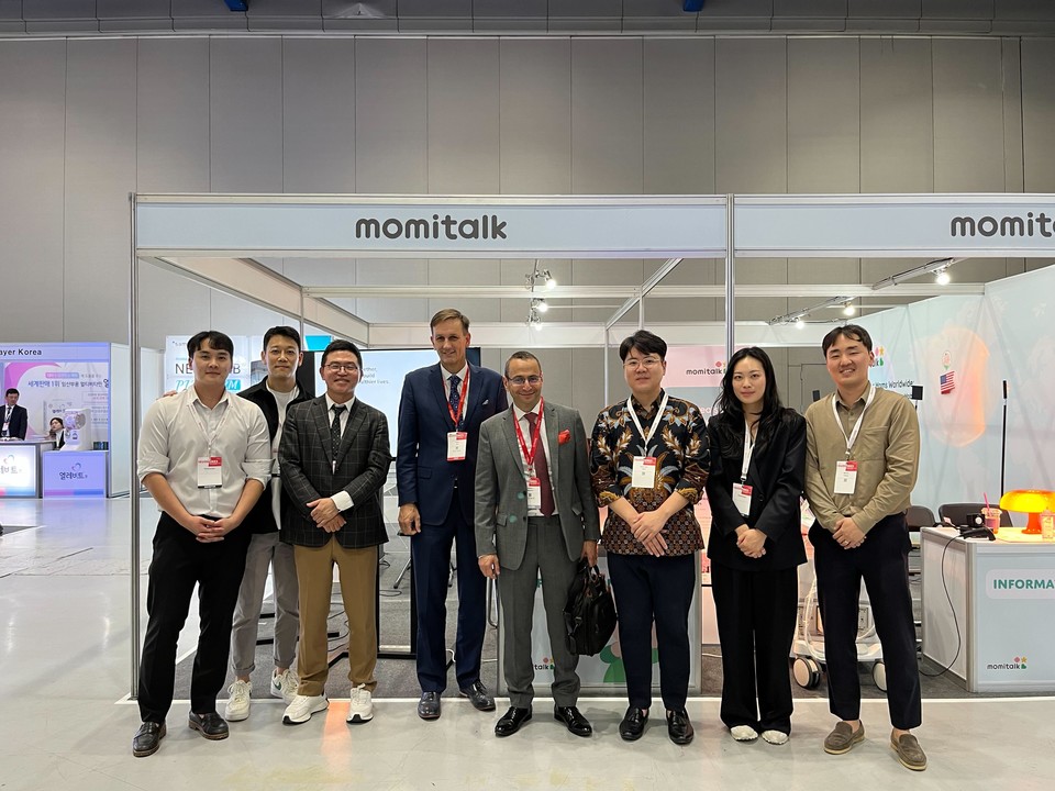 ISUOG 조직운영 CEO 요한 보스(Johan Vos·사진 왼쪽에서 4번째)와 세계학회장 로렌트 살로몬(Laurent Salomon·사진 왼쪽에서 5번째)이 꽁 머니 카지노 3 만 임직원들과 함께 기념 촬영을 하고 있다. / 사진=꽁 머니 카지노 3 만