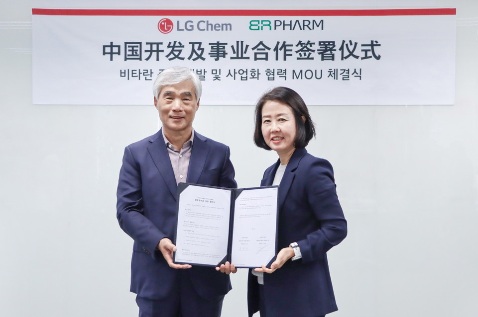 Hye-Ja Kim (on the right), Head of LG Chem’s Aesthetics Business Division, and Seok-Soon Kim, CEO of BR Pharm, are taking a commemorative photo after signing the agreement. / Photo by LG Chem