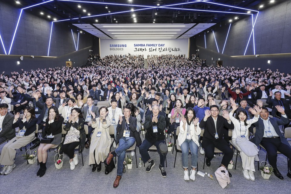 인천 송도 삼성바카라로직스 본사 내 '바이오플라자' 대강당에서 임직원들과 가족이 단체 사진을 찍고 있는 모습 / 사진=삼성바이오로직스