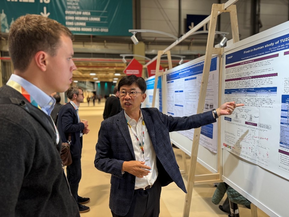 김훈택 티움바이오 대표가 현장에서 TU2218 임상 1a상 결과를 설명하고 있다. / 사진=티움바이오