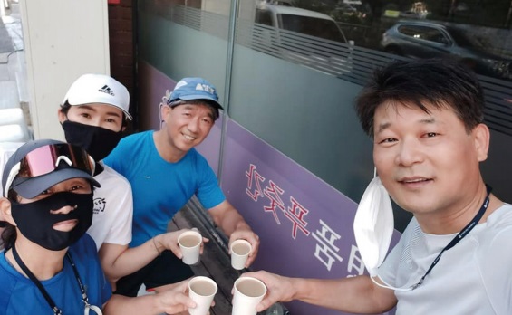 고성규 대표가 아내의 권유로 가입한 마라톤 클럽 멤버들과 함께 친목을 도모하고 있는 모습
