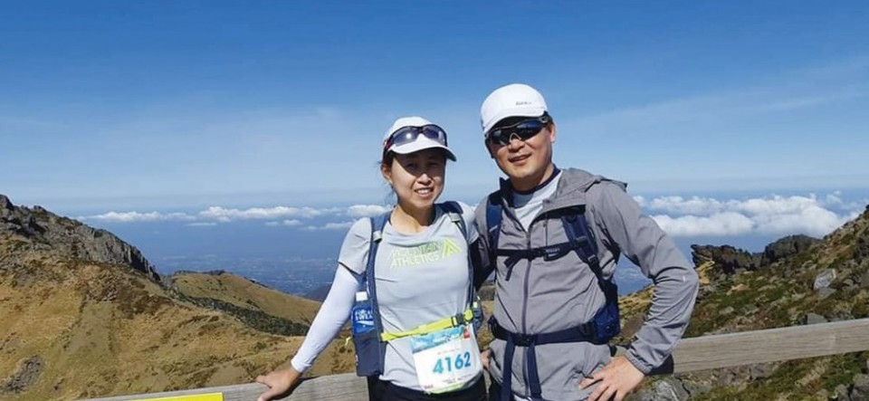 고성규 대표가 아내와 함께 참가한 '한라산 트레일런'에서 기념 사진을 찍고 있는 모습