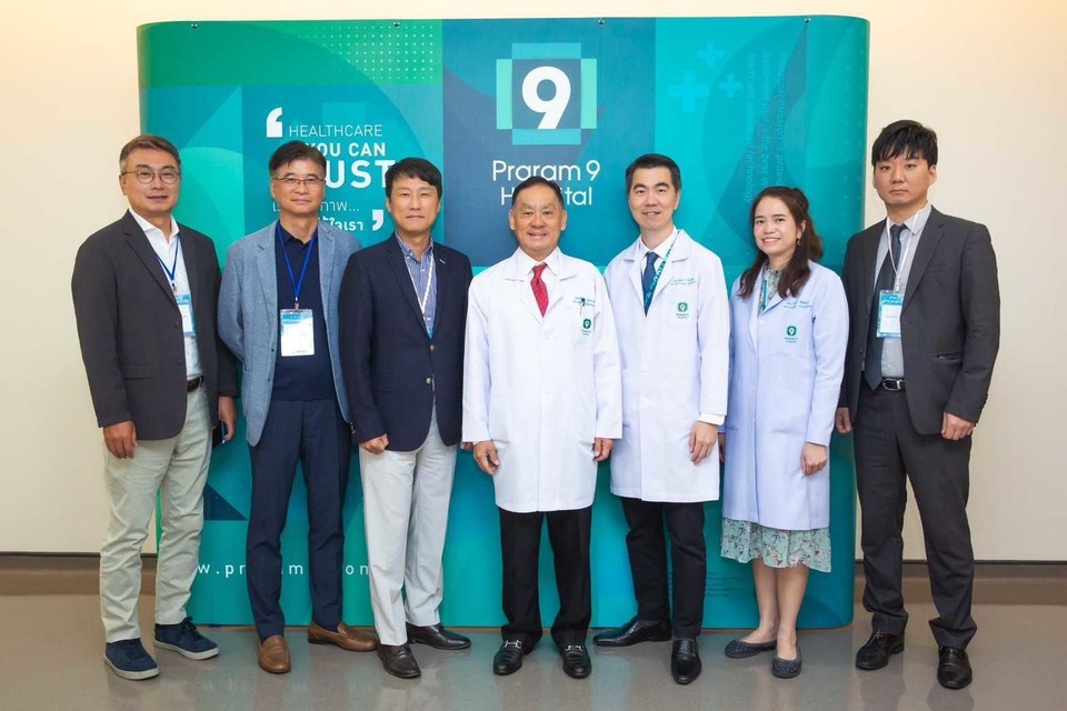 DHTC 2023 현장에서 라마9 병원 사틴 푸프라서트(Satin Pooprasert) 대표와 라이프시맨틱스, 네이버클라우드 관계자가 기념 촬영을 하고 있다. / 사진=라이프시맨틱스