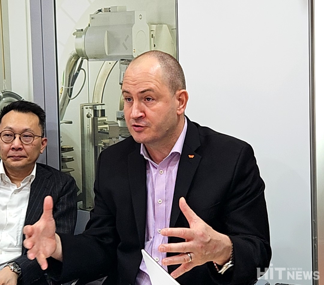 요그 알그림 SK팜테코 사장(오른쪽)이 지난 24일(현지시간) CPHI 행사장 내 마련된 부스에서 기자 간담을 가지고 있다. / 사진=황재선 기자 