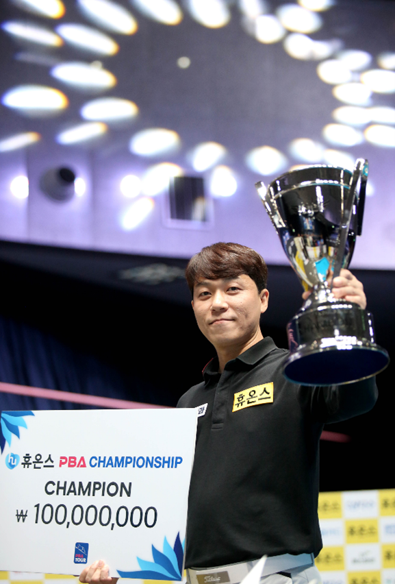 지난 30일 '휴온스 PBA 챔피언십'에서 우승한 최성원 / 사진=휴온스