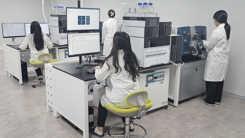 HLB바이오스텝 생체시료 분석센터에서 연구원들이 분석작업을 하고 있다. / 사진=HLB바이오스텝