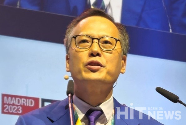 조병철 연세암병원 폐암센터장이 렉라자와 얀센 리브리반트 병용요법 임상시험 결과를 발표하고 있다.