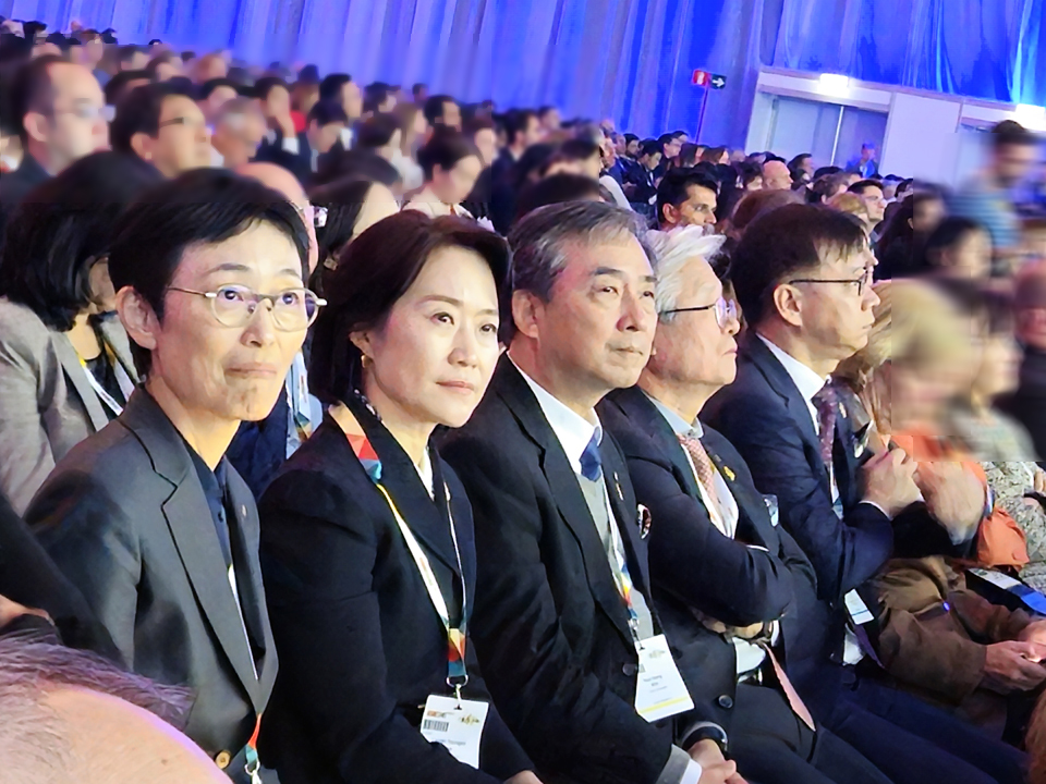 조욱제 유한양행 대표(앞줄 왼쪽부터 네번째)를 비롯한 임효영 임상의학본부장, 이영미 R&BD 본부장, 김열홍 사장, 오세웅 중앙연구소장이 조병철 연세암병원 센터장의 발표를 지켜보고 있다. 왼쪽부터 임효영 임상의학본부장, 이영미 R&BD 본부장, 김열홍 사장, 오세웅 중앙연구소장.