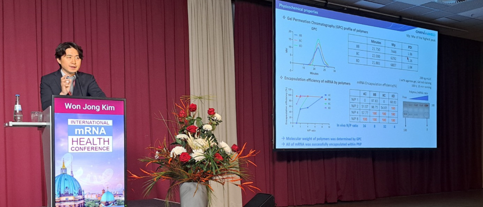 김원종 마카오 카지노 슬롯 머신 대표가 '제11회 국제 mRNA 콘퍼런스'에서 PNP를 이용한 mRNA 전달 기술의 최신 연구 결과를 발표하고 있다. / 사진=옴니아메드