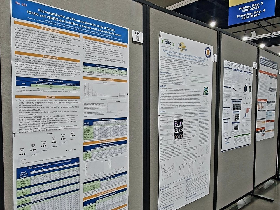 SITC 현장에 티움바이오의 TU2218 임상 1a상 연구 결과 포스터가 부착돼 있다. / 사진=티움바이오