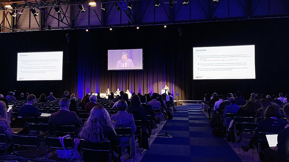 서울아산병원 암병원장 김태원 교수가 10월 23일(현지 시각) 스페인 마드리드에서 열린 유럽종양학회(ESMO Congress 2023)에서 'HM-RAFI-103' 연구 결과를 구연으로 발표하고 있다. / 사진=한미약품