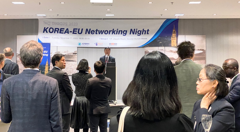 한국제약바이오협회 이재국 전무가 7일 독일 뮌헨에서 개최 중인 바이오 유럽 2023 연계 행사로 열린 '코리아-EU 네트워킹 나이트'에서 공동 주최측을 대표해 인사말을 하고 있다. / 사진=제약바이오협회