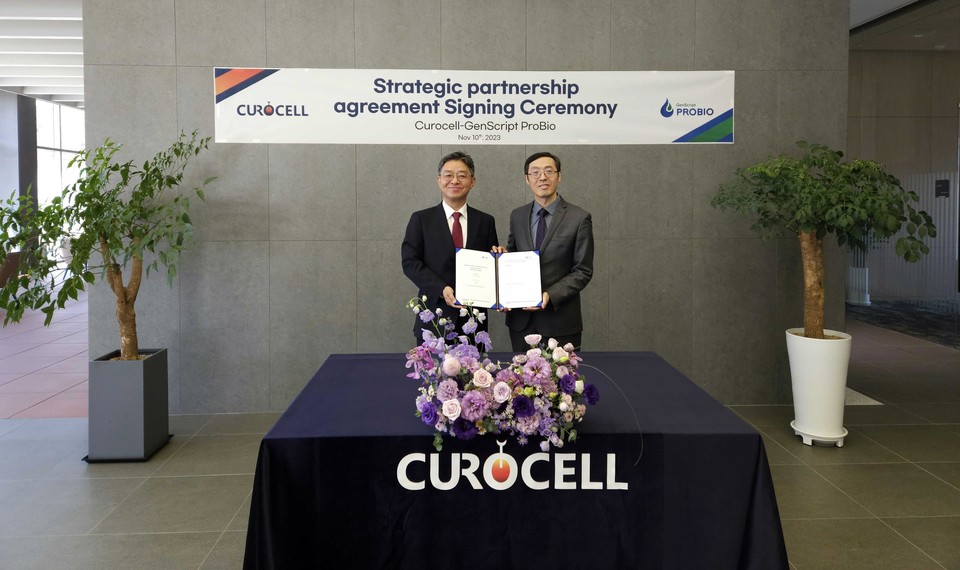 (From left to right in t해외 바카라 사이트 photo) Gunsoo Kim, CEO of Curocell, and Patrick Liu, CEO of Genscript Probio / Photo by Curocell